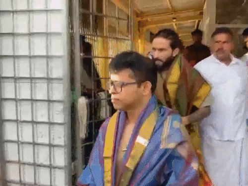 तिरुपति पहुंचे RCB के खिलाड़ी:  रजत पाटीदार और जितेश शर्मा ने टेका मत्था; कल चेन्नई से होगा बड़ा मुकाबला