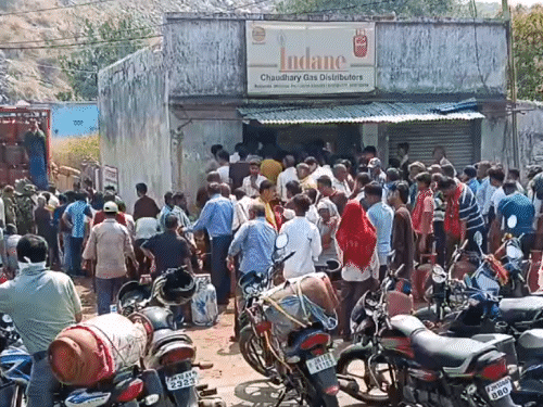 रसोई गैस संकट के बीच इंडक्शन बना लोगों का सहारा:इंडक्शन चूल्हों की मांग बढ़ी, गोबर से बने उपले और गौ-काष्ठ बना LPG का विकल्प