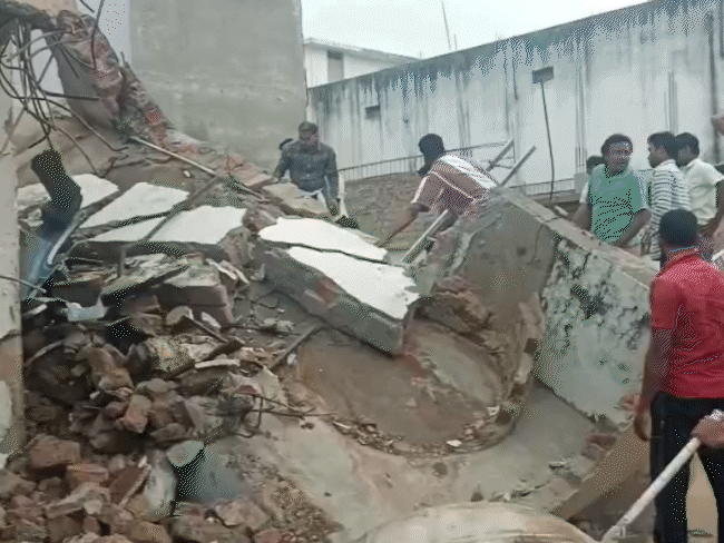 4 मंजिला लॉज गिरी, मलबे में दबे लोग:अनूपपुर SP बोले- कई लोग ठहरे हुए थे; बगल में चल रहा था कंस्ट्रक्शन