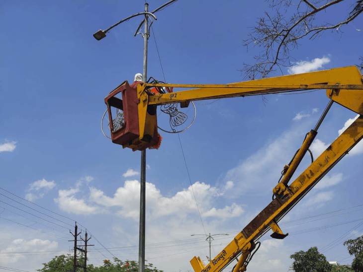 सिंधिया का कल शिवपुरी दौरा:  नगर पालिका के वाहन से शहर में लगे भाजपा के झंडे; कांग्रेस ने जताई आपत्ति – Shivpuri News