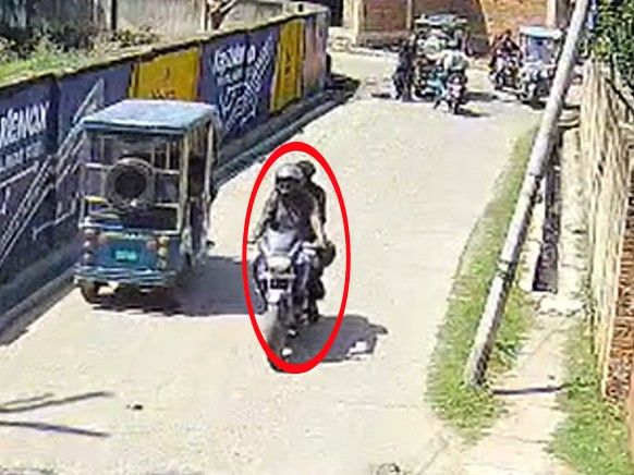 टीओपी से 50 मीटर दूर महिला से चेन छिनतई:भागते समय सड़क पर गिरा चेन का आधा हिस्सा, CCTV में कैद हुई वारदात