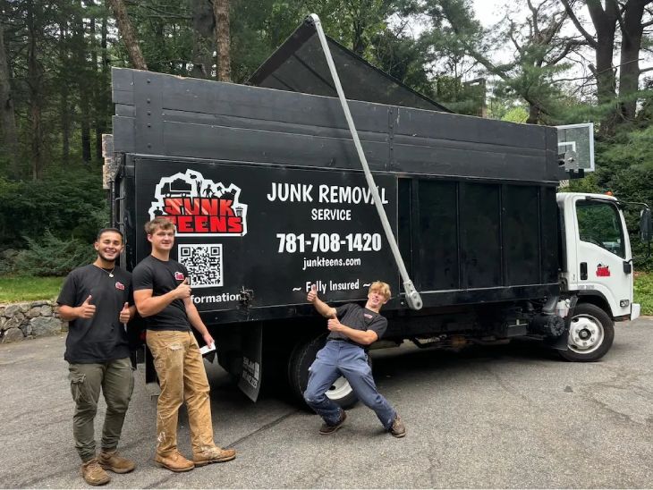 कचरे में ​मिले स्पीकर ने जेन-जी भाईयों को बनाया करोड़प​ति:  3.5 लाख रुपए में ट्रक खरीदा, घर-ऑफिस से कचरा उठाया, रीसेल कर बढ़ाया बिजनेस