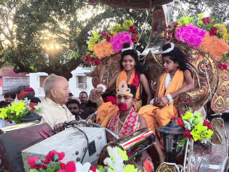 रीवा में हिंदू एकता के लिए भव्य शोभायात्रा:  जनप्रतिनिधियों समेत 5 हजार लोग शामिल हुए, 10 किमी मार्ग पर पुष्पवर्षा और स्वागत – Rewa News