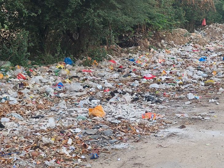 Hadota Bus Stand Garbage Heap | Demand Cleanliness, Waste Disposal