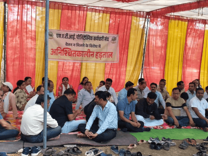 एसएटीआई कॉलेज में 7 माह वेतन न मिलने पर हड़ताल:  120 कर्मचारी अनिश्चितकालीन आंदोलन पर, फंड होने के बावजूद भुगतान न होने के आरोप – Vidisha News