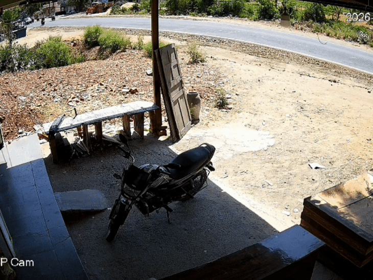 तेज रफ्तार कार उछलकर नाले में गिरी, 2 पलटी खाईं:  मंदसौर में बाल-बाल बचा चालक, मामूली चोट लगी – Mandsaur News