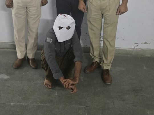 हिसार में शादी करने जा रहा फर्जी मेजर अरेस्ट:पुलवामा का रहने वाला, हिंदू बनकर शादी डॉट कॉम पर फंसाया; चंडीगढ़ से खरीदी ड्रेस