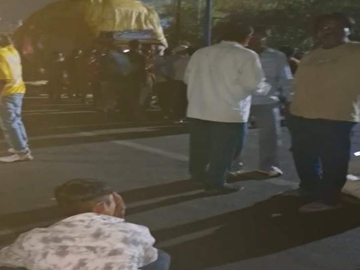 तेज रफ्तार आयशर ने तूफान गाड़ी को मारी टक्कर:  4 की मौके पर मौत देवगुराड़िया ट्रेंचिंग ग्राउंड के पास भीषण हादसा; गुस्साए लोगों किया चक्काजाम – Indore News