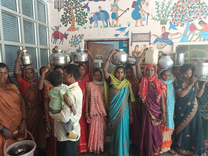 जनसुनवाई में पानी के बर्तन लेकर पहुंची महिलाएं:  कलेक्टर ने PHE अधिकारी को तत्काल समाधान के निर्देश दिए – Dindori News