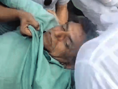 मेरठ में महिला फूट-फूटकर रोई; व्यापारी बोले- अफसरों की बेईमानी ने मार दिया