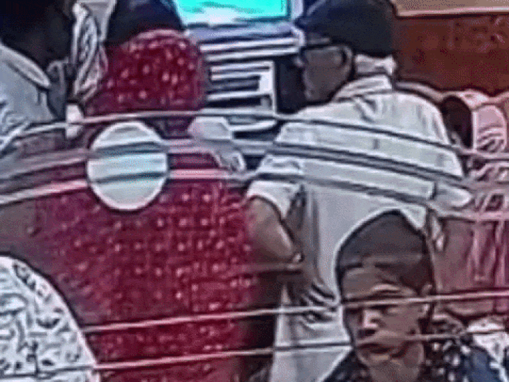 रिटायर्ड डिप्टी कलेक्टर के बैग से एक लाख उड़ाए, VIDEO:  पासबुक प्रिंट कर रहे थे रिटायर्ड डिप्टी कलेक्टर, महिलाओं ने उड़ाईं गड्डियां – Gwalior News