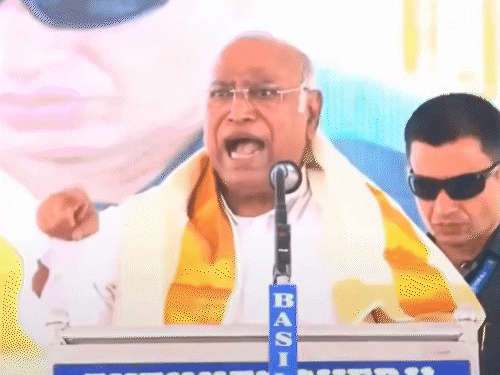 खड़गे बोले- भाजपा जहरीले सांप जैसी:चुनाव आयोग से शिकायत, FIR की मांग; शाह बोले- वोटर जवाब देंगे, कांग्रेस दूरबीन से भी नहीं दिखेगी