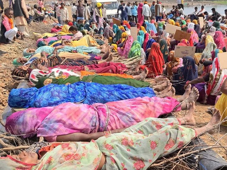केन-बेतवा परियोजना: हजारों आदिवासी चिता पर लेटे:  न्याय या मौत की मांग, केन नदी में अनोखा ‘चिता आंदोलन’ – Chhatarpur (MP) News