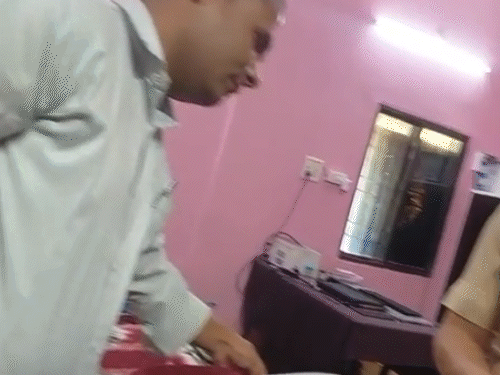 राजनांदगांव में थाने के भीतर रिश्वत लेने का VIDEO:  कॉन्स्टेबल पैसे लेते और ASI महिला की फोटो जूम करते दिखा, चालान-पेश करने से जुड़ा मामला – Chhattisgarh News