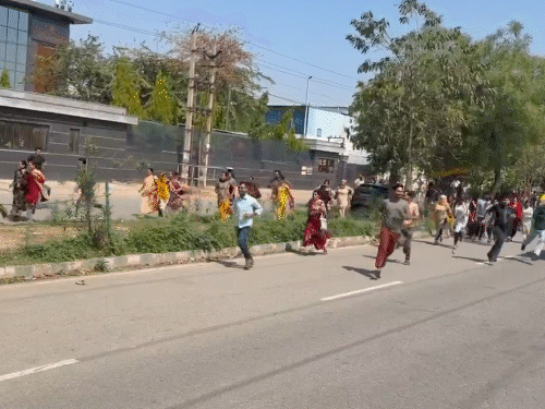 गुरुग्राम में हड़ताली कर्मचारियों पर लाठीचार्ज:एक का सिर फूटा, पाबंदी के बावजूद जुटाई भीड़, पुलिस ने खदेड़ा; काम पर नहीं लौट रहे थे