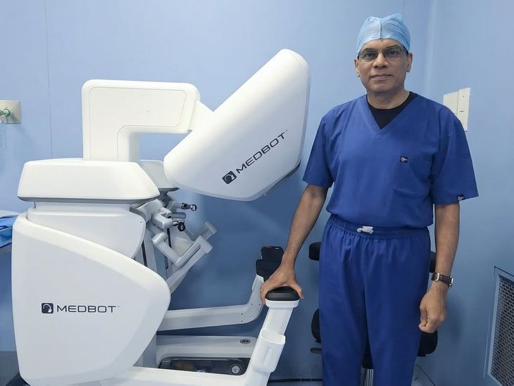 भारत से पहली क्रॉस-बॉर्डर रोबोटिक सर्जरी:कोकिलाबेन अस्पताल ने रोबोटिक तकनीक से मुंबई में बैठकर ओमान में किडनी का सफल ऑपरेशन किया