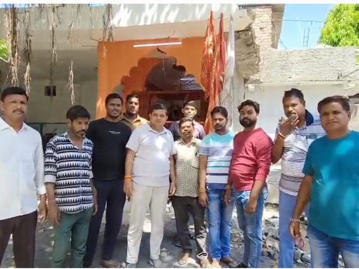 उज्जैन में सड़क चौड़ीकरण, मंदिर की प्रतिमाएं विस्थापित:  पंचमपुरा में पूजन-पाठ के बाद मूर्तियों को दूसरे स्थान पर स्थापित किया गया – Ujjain News