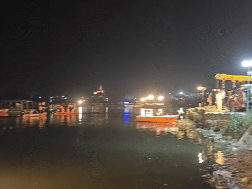 वृंदावन नाव हादसा- 10 पर्यटकों की मौत, 5 लापता:सेना ने रातभर यमुना में तलाश की, मृतकों में 7 एक परिवार के; नाविक गिरफ्तार