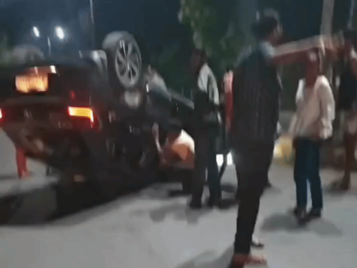 मंदसौर में यू-टर्न लेते समय पलटी कार, चालक सुरक्षित:  रास्ता भटकने के बाद वापस मोड़ते समय हादसा, लोगों ने मिलकर वाहन को सीधा किया – Mandsaur News