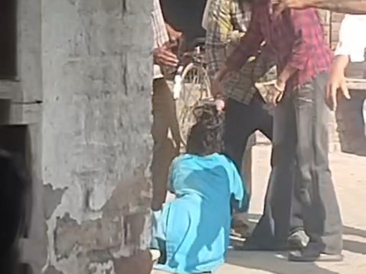 मोगा में महिला से मारपीट का वीडियो वायरल:  बेरहमी से घसीटा, CCTV लगाने पर विवाद; पुलिस बोली- पुराना मामला, पहले ही हो चुकी कार्रवाई – Moga News