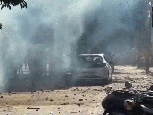 सैलरी बढ़ाने के लिए फैक्ट्री कर्मचारियों का हिंसक प्रदर्शन:नोएडा में कई गाड़ियों में आग लगई, पुलिस की गाड़ी पलटी, जमकर पत्थरबाजी