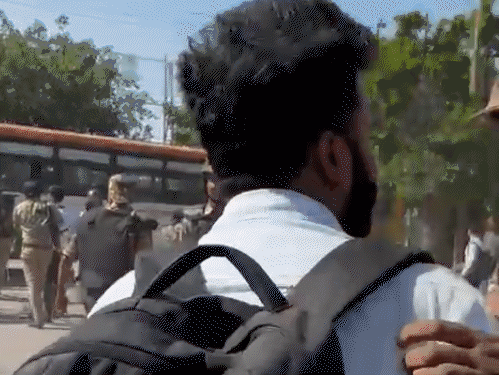 नोएडा पुलिस ने भास्कर रिपोर्टर से मारपीट की:  कर्मचारियों का प्रदर्शन कवर कर रहे थे, DCP ने एक्शन नहीं लिया, पुलिसवाले का बचाव करती दिखीं