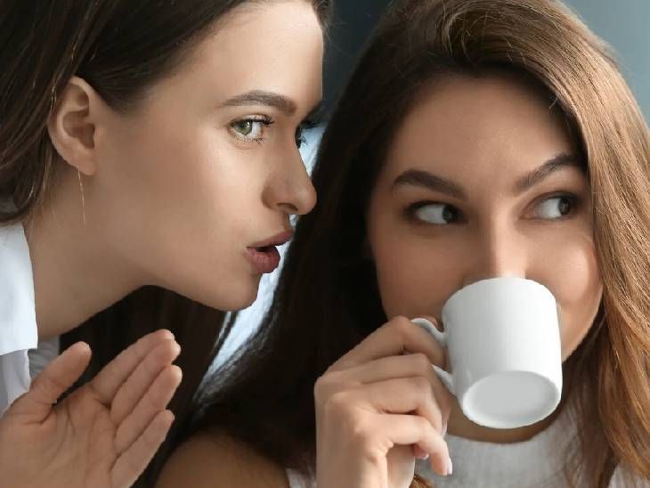 पीठ पीछे बात करने में मिलनसार लोग सबसे आगे:  गॉसिप बुरी नहीं, समाज को जोड़ने में इसकी बड़ी भूमिका – मनोवैज्ञानिक