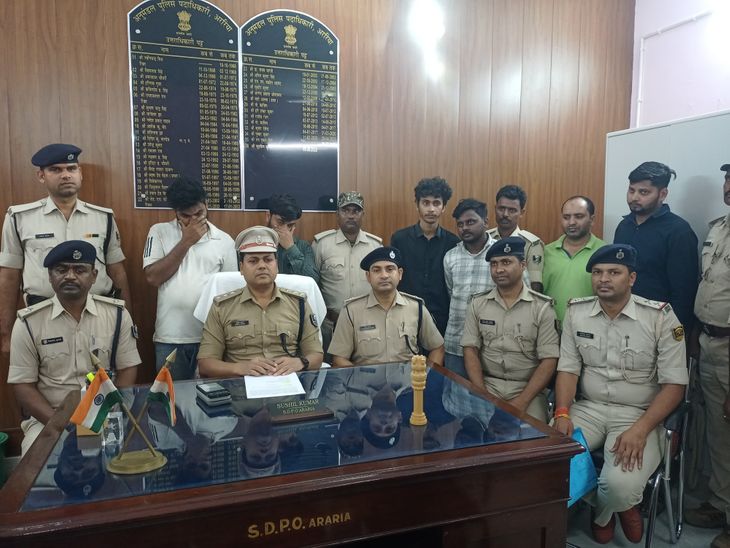 फर्जी आधार और प्रमाण-पत्र बनाने वाले 2 गैंग का खुलासा:  अररिया में 6 गिरफ्तार, लैपटॉप और स्कैनर सहित कई सामान बरामद – Araria News