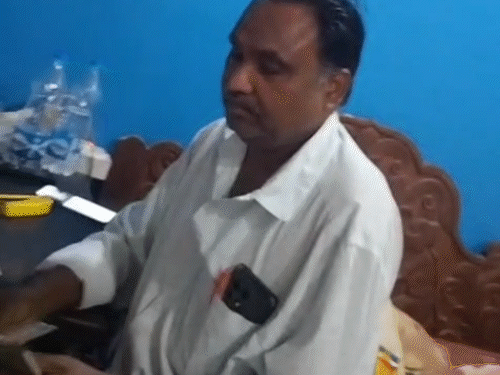 जिला अस्पताल के ड्रेसर का 5 हजार रिश्वत लेते VIDEO:  मेडिकल-रिम्बर्समेंट कराने पैसों की डिमांड, बोला- रायपुर भेज देते तो बिल पास नहीं होता, सस्पेंड – Chhattisgarh News