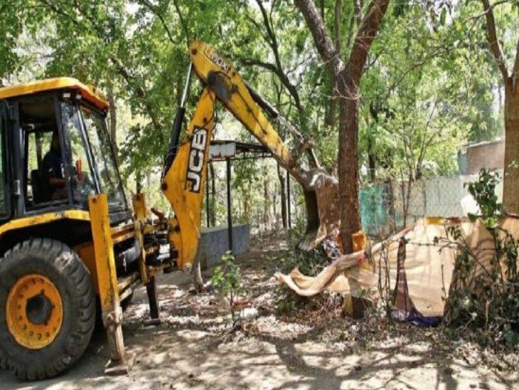Demolishing of raw and pucca structures in Sevaniya Gond and Gaura villages