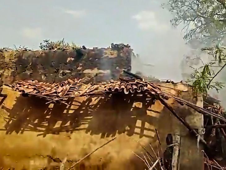 Singrauli Fire | Pokhra Tola House Gutted; Lakhs in Goods Razzed