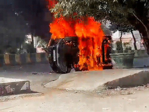 नोएडा में 8वें दिन भी फैक्‍ट्री वर्कर्स का प्रदर्शन:  ग्रुरुग्राम में सैलरी रिवीजन के बाद भी विरोध; बिहार, गुजरात में भी कर्मचारियों की हड़ताल