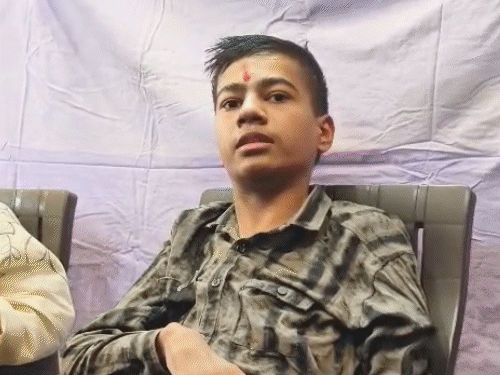 सेरेब्रल पाल्सी से जूझते लक्षित ने 10वीं में पाए 100%, पिता गोद में लेकर जाते - HeadlinesNow Hindi News