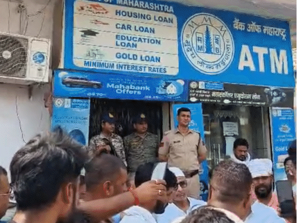 सिंगरौली में दिनदहाड़े बैंक डकैती:5 बदमाशों ने फायरिंग कर बैंक ऑफ महाराष्ट्र से लूटे ₹35 लाख, मैनेजर को पीटा