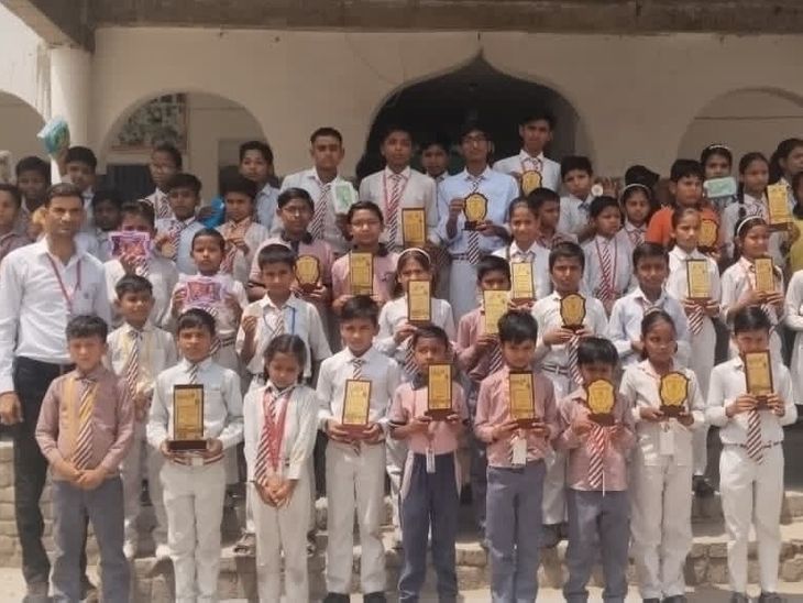 Pinahat Than Adhyaksh Honors Meritorious Students | Shantiniketan ...