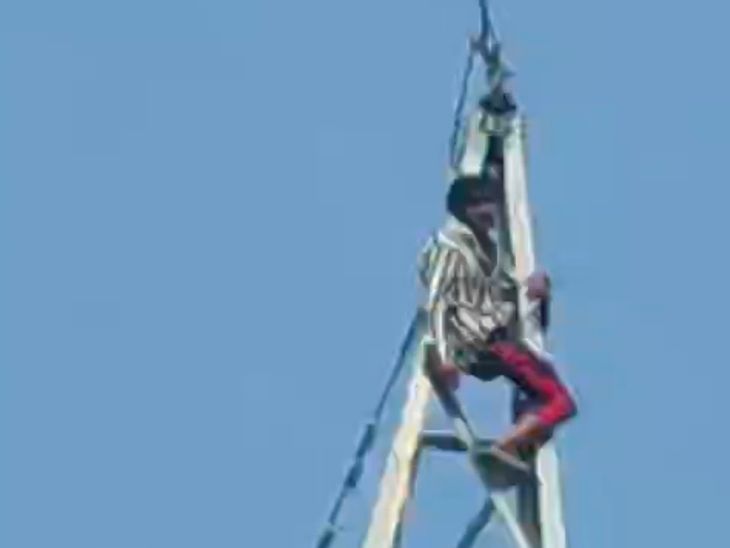 Ballia Youth Climbs 33KV Tower Demanding Girl Talk | Rescue Operation