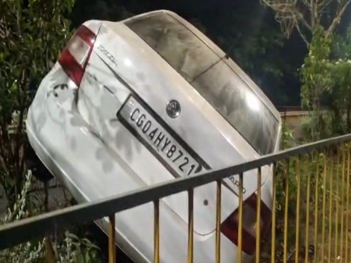 Nawa Raipur Car Accident | Speeding Car Hits Divider, Flies Mid-Air ...