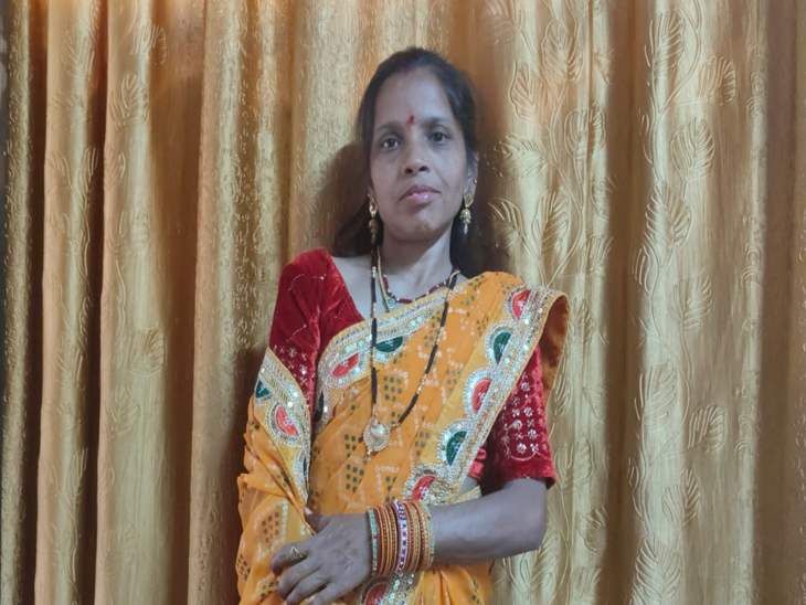 रेडीमेड कॉम्प्लेक्स के पास सड़क हादसा, महिला की मौत:  खरीदारी कर लौट रहे दंपति को अज्ञात वाहन ने मारी टक्कर, पति घायल – Indore News