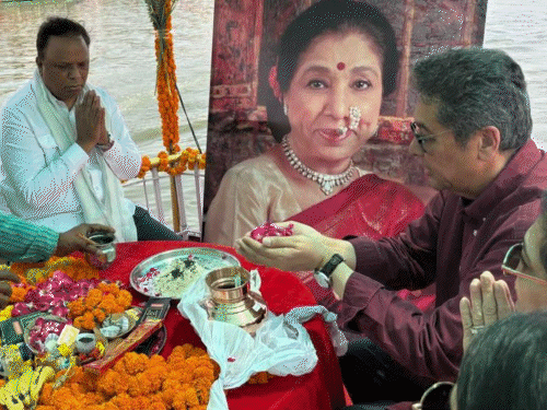 आशा भोसले की पोती ने उनकी आखिरी इच्छा बताई:  आंखों में आंसू लिए अस्थि विसर्जन किया, काशी में बोलीं- दादी यही चाहती थीं – Varanasi News