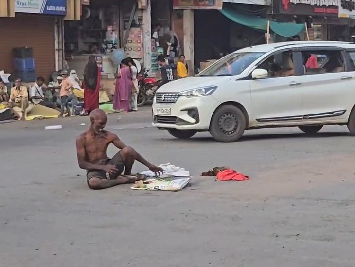 मंडला में सड़क के बीच तंत्र-मंत्र, VIDEO:  एक घंटे तक यातायात बाधित; यातायात पुलिस ने समझाकर शख्स को हटाया – Mandla News