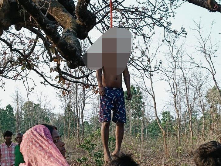 चतरा में युवक का शव महुआ पेड़ से लटका मिला:  लावालौंग के घूरातरी जंगल में फांसी लगाकर की आत्महत्या, वजह अब तक स्पष्ट नहीं – Chatra News