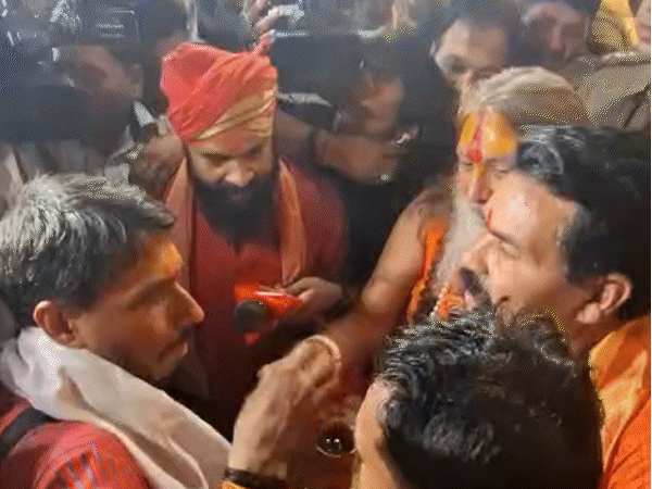 लेंसकार्ट शोरूम घेराव, तिलक-कलावा पर बवाल:भोपाल में हिंदू संगठनों ने कर्मचारियों को तिलक लगाया, बोले- सनातन का अपमान नहीं सहेंगे