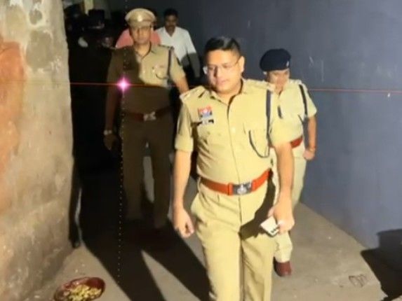 पुलिस की सरप्राइज चेकिंग..100 से ज्यादा वारंटी हिरासत में:  नॉर्थ जोन के अफसरों ने बदमाशों की लगाई क्लास, लेट नाइट घर में दबिश देकर हिरासत में लिया – Raipur News