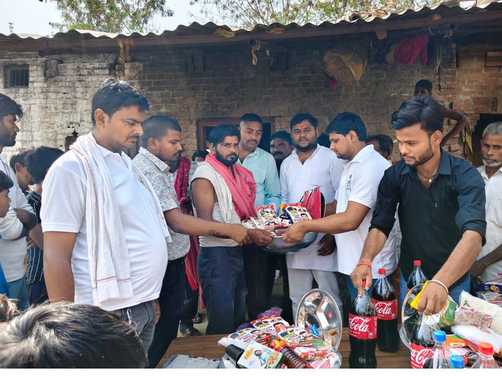 SP Leader Amit Chaudhary Distributes Relief | Deeh Rahimpur Fire ...
