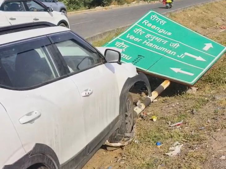 Chomu NH52 Accident | Car Hits Divider, Minor Injuries