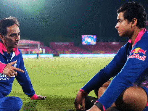 शतक लगाने के बाद वैभव सूर्यवंशी ने अपने पिता से कहा: सॉरी: संघर्ष के दिनों को याद किया, बोले: शब्दों से नहीं, बल्ले से जवाब देना जरूरी था