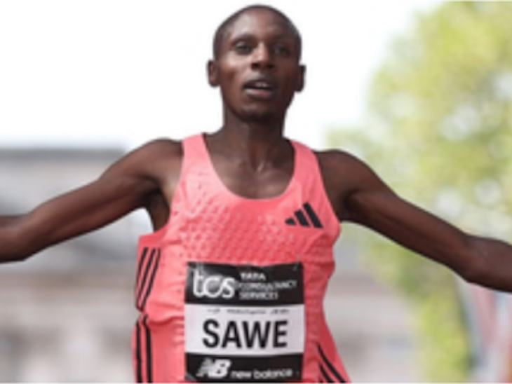 लंदन मैराथन, केन्या के सेबेस्टियन 1:59:30 का समय लेकर बने चैंपियन: यह उपलब्धि हासिल करने वाले पहले धावक; दूसरे स्थान पर रहने वाला इथियोपियाई धावक 11 सेकंड पीछे था।