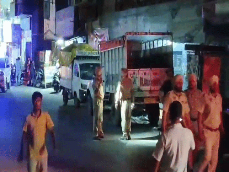 गुरदासपुर में दुकान के बाहर संदिग्ध वस्तु मिलने से हड़कंप:  पुलिस ने इलाका सील किया, दुकानदार बोला- कूड़ा उठाने वाले ने देखी, पिन लगी थी – Gurdaspur News