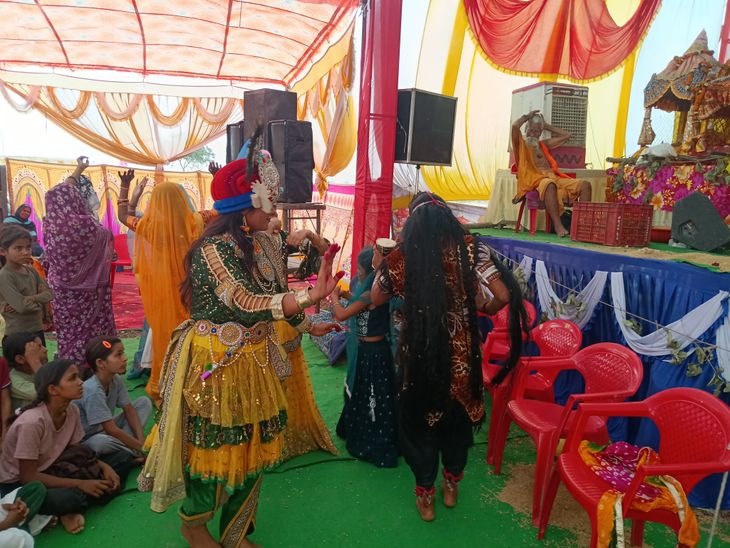 Devotees danced in Maharas in the story of Shiv Mahapuran