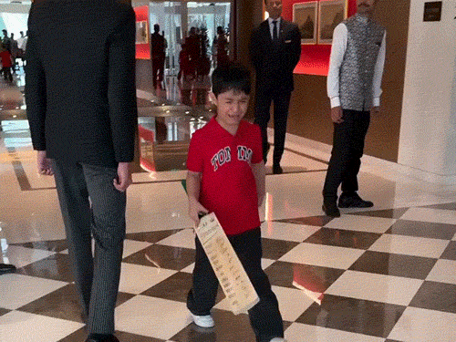 विराट का ऑटोग्राफ न मिलने पर रो पड़ा लड़का: गुस्से में फेंक दिया बल्ला; आरसीबी ने दिल्ली को 9 विकेट से हराया